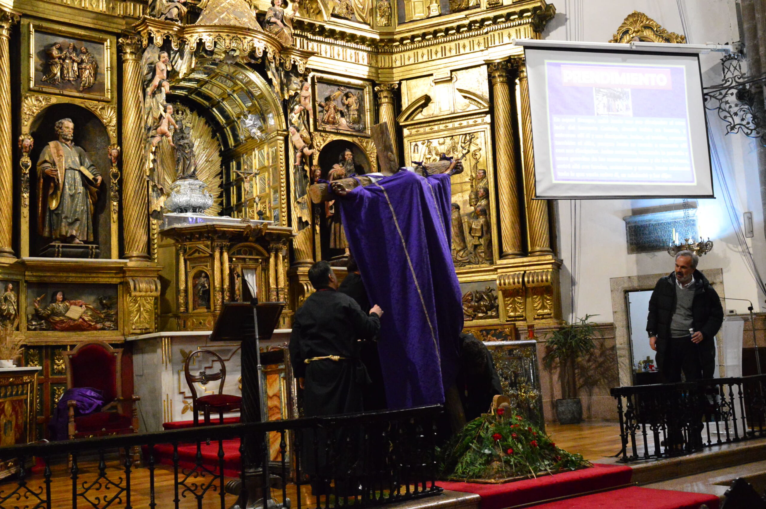 El desenclavo de Cristo se realiza en el interior de la Basílica de La Encina 15