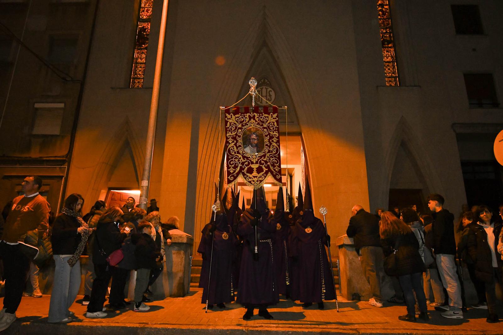 El frío nocturno no impidió una emotiva procesión de Jesús del Amor más Grande en Ponferrada 3 El frío nocturno no impidió una emotiva procesión de Jesús del Amor más Grande en Ponferrada 3