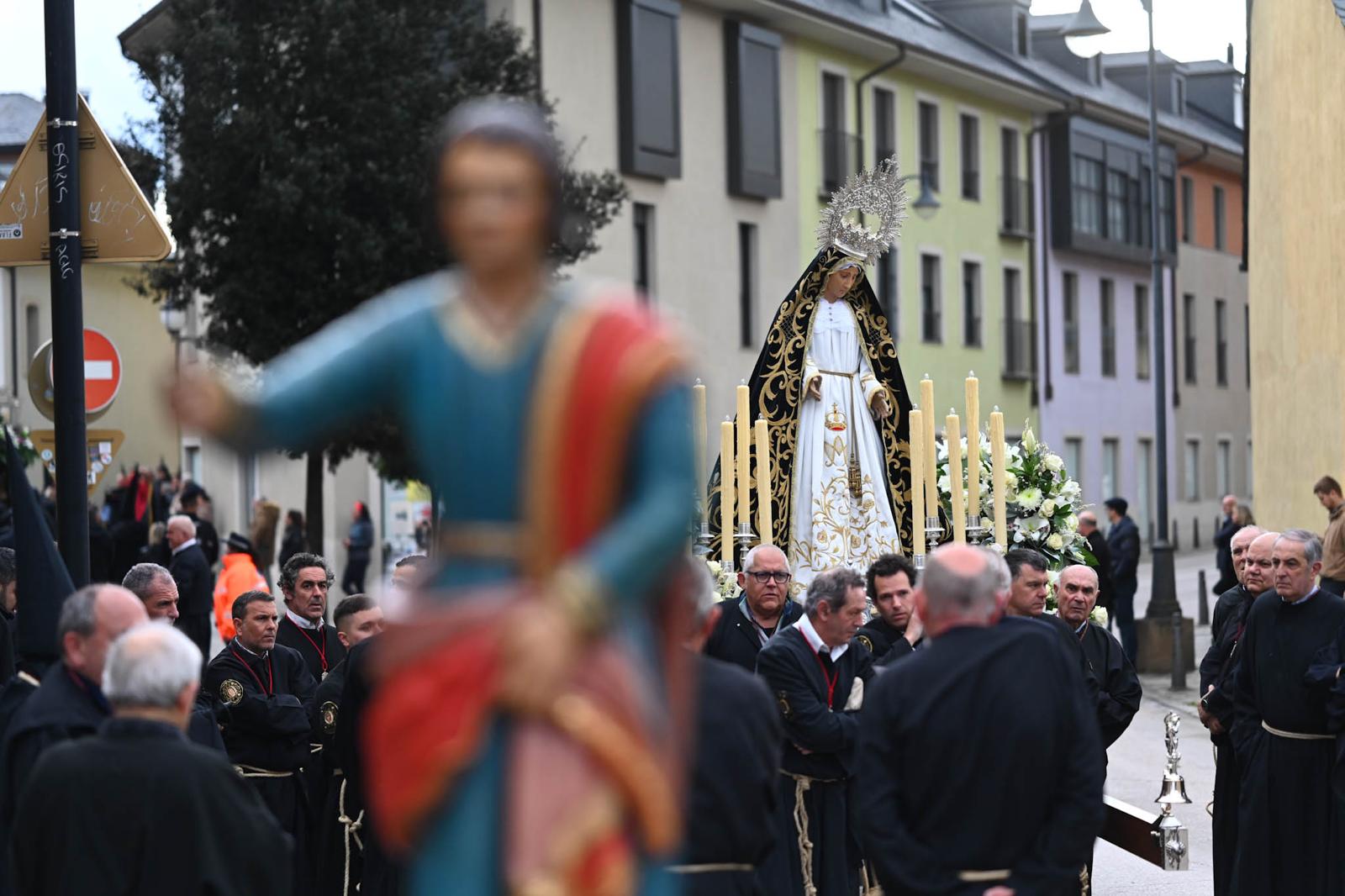 Fotogalería | La procesión del Encuentro conmueve a los asistentes bajo una persistente lluvia 4