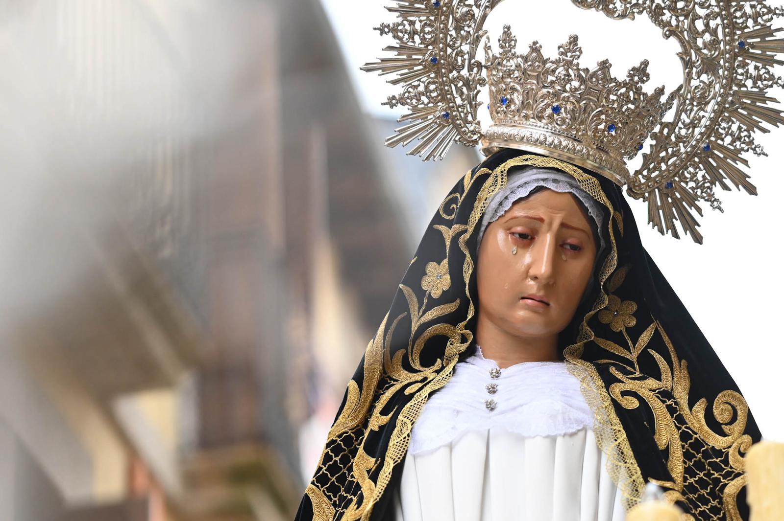 Fotogalería | La procesión del Encuentro conmueve a los asistentes bajo una persistente lluvia 9