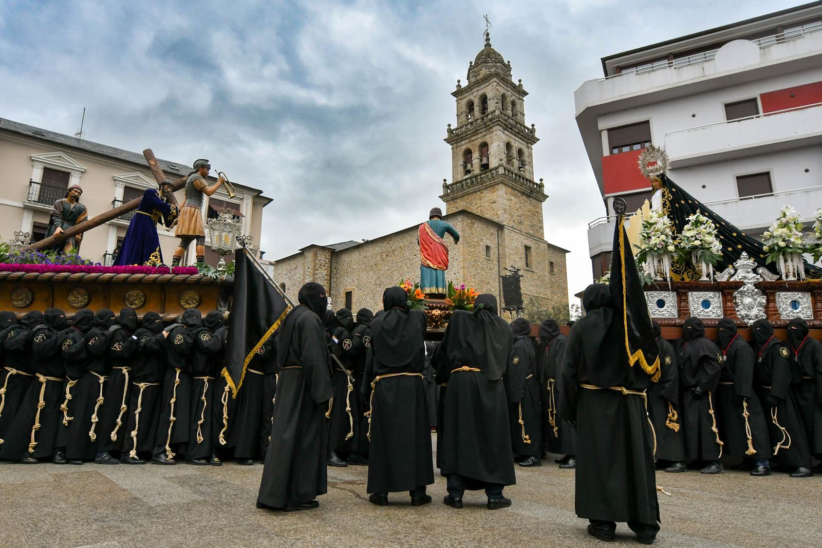 Fotogalería | La procesión del Encuentro conmueve a los asistentes bajo una persistente lluvia 1