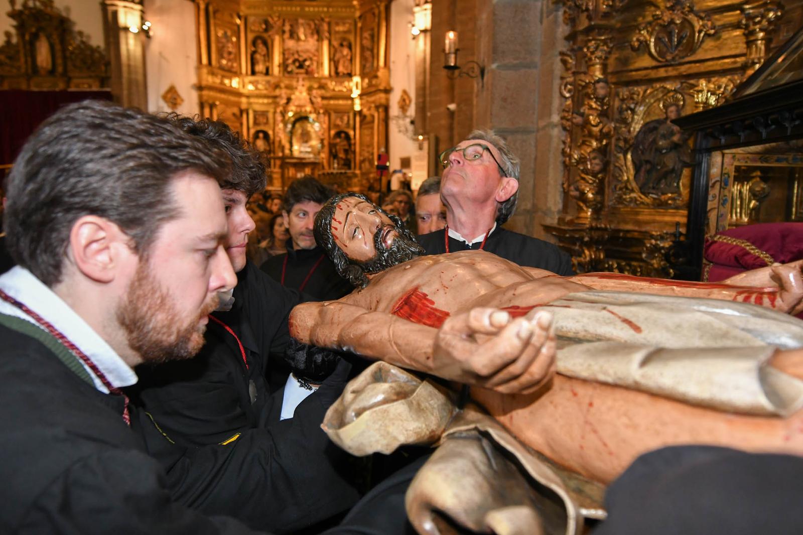 El desenclavo de Cristo se realiza en el interior de la Basílica de La Encina 3