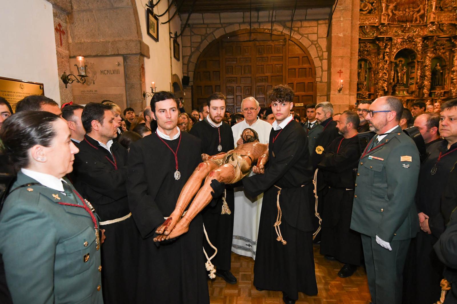 El desenclavo de Cristo se realiza en el interior de la Basílica de La Encina 9