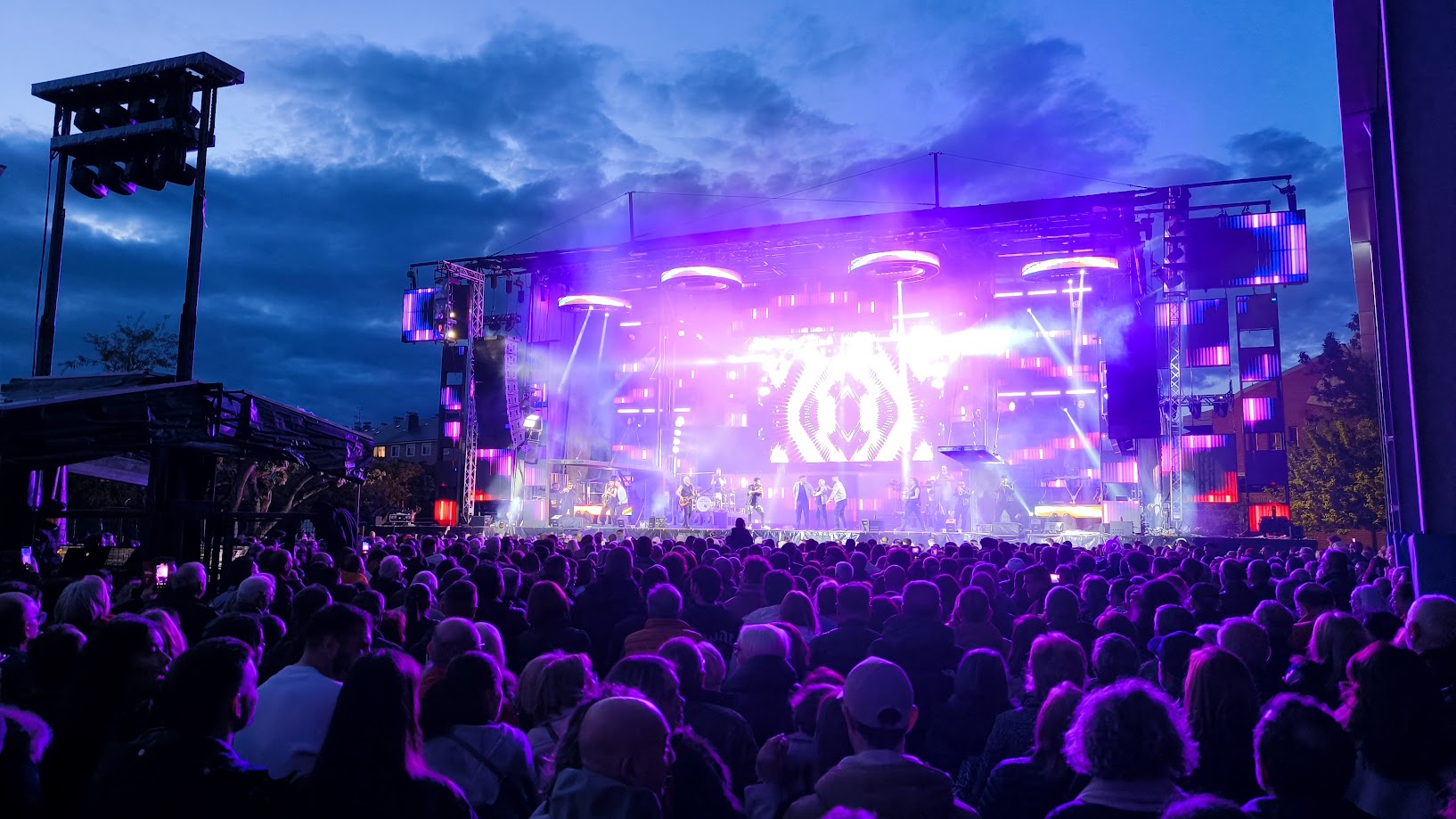 La Orquesta Panorama anima el día grande de Cacabelos con su espectáculo 'Epic Tour 2025' 66