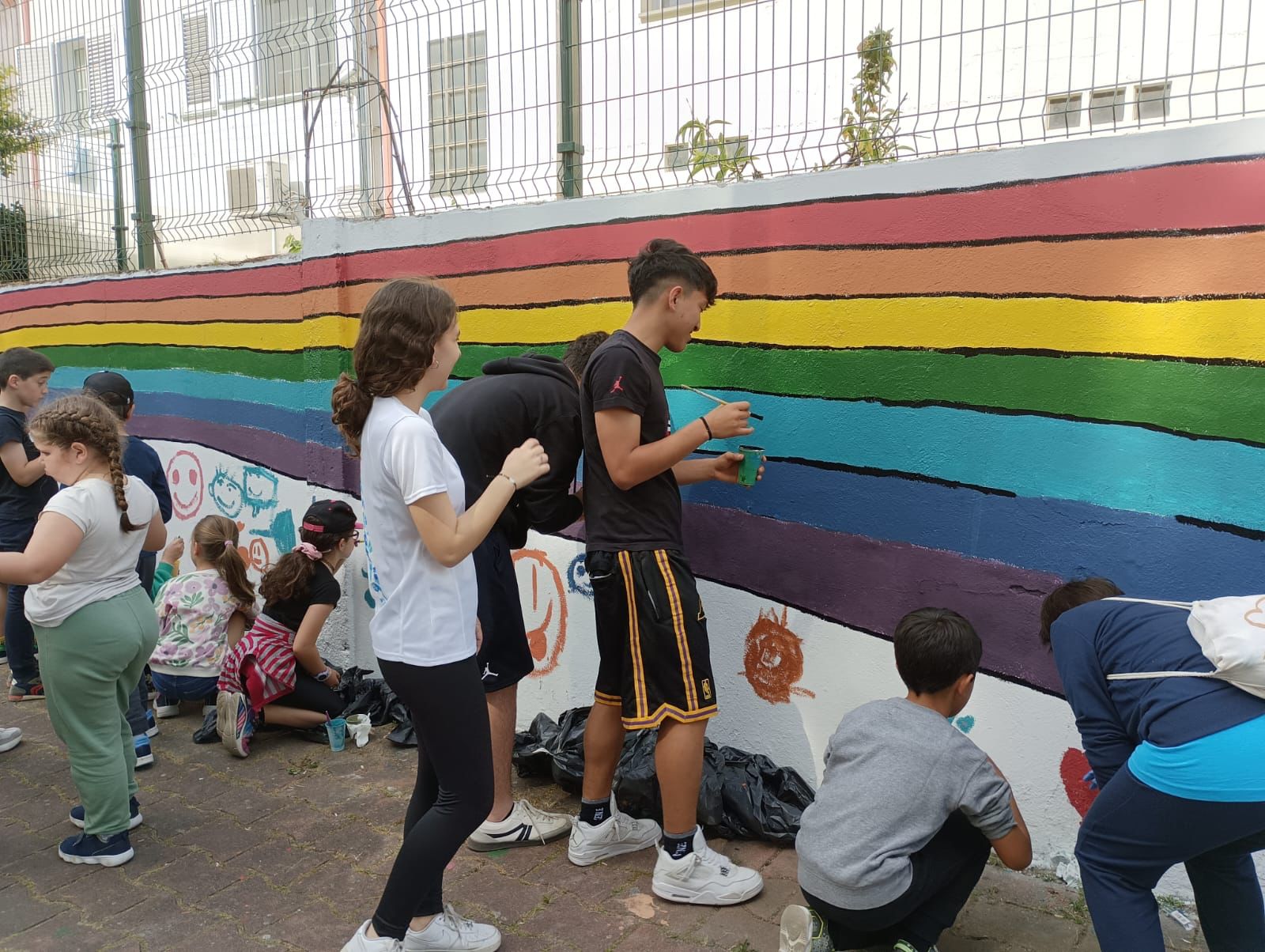 Estudiantes de los dos colegios de Cuatrovientos dan color al parque Pablo Picasso 1