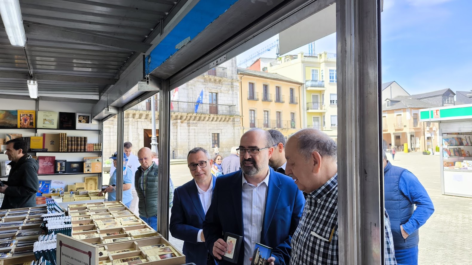 El libro usado espera una segunda vida en la Plaza del Ayuntamiento de Ponferrada 2