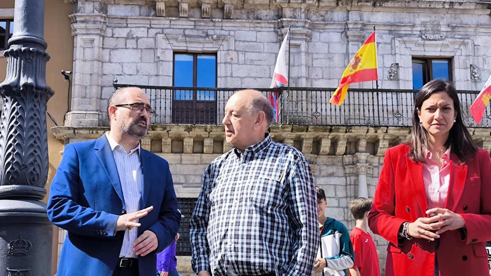 El libro usado espera una segunda vida en la Plaza del Ayuntamiento de Ponferrada 1
