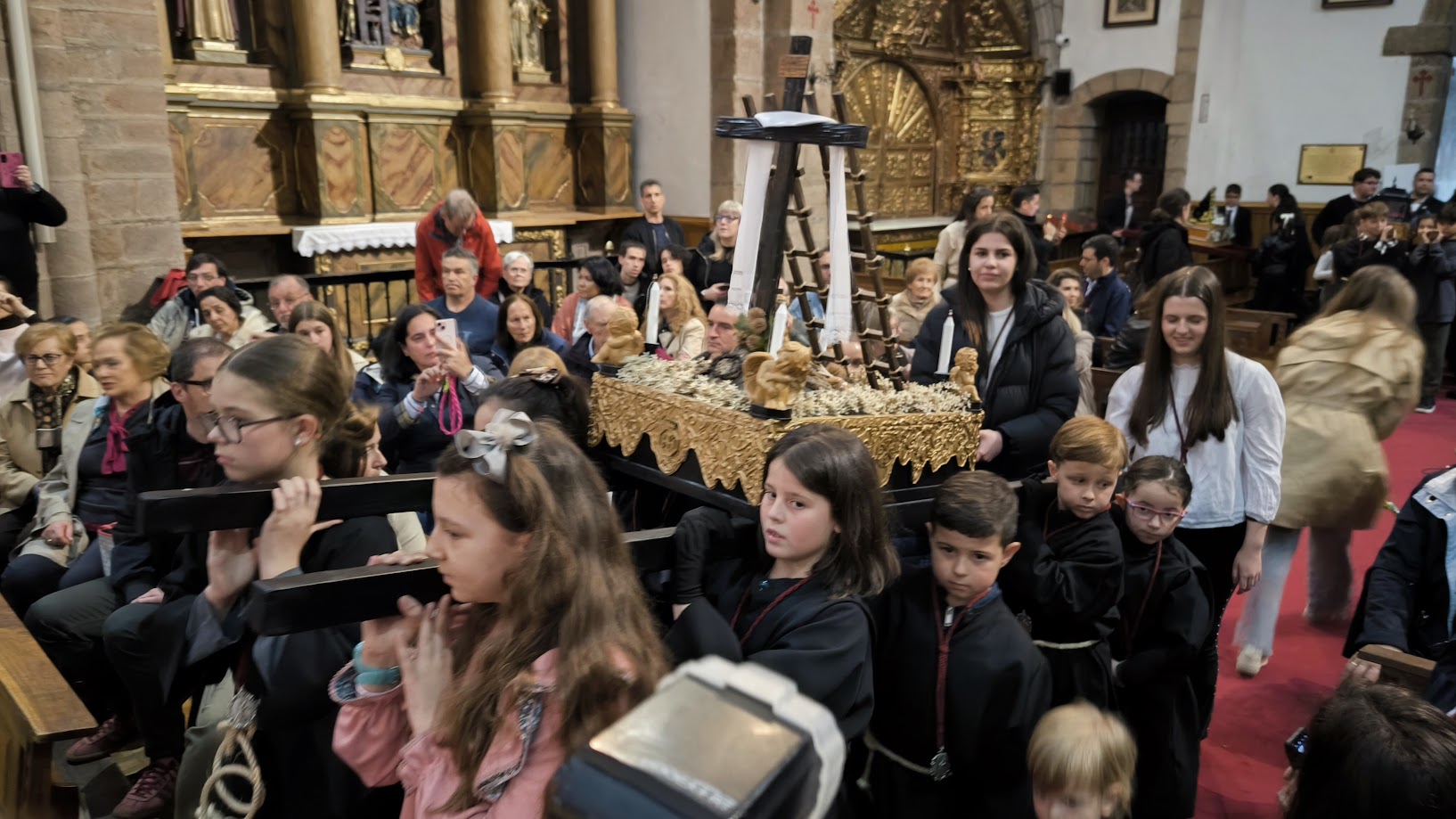 Los "minipasos" se refugian en la basílica ante el temporal que acompaña la Semana Santa ponferradina 6