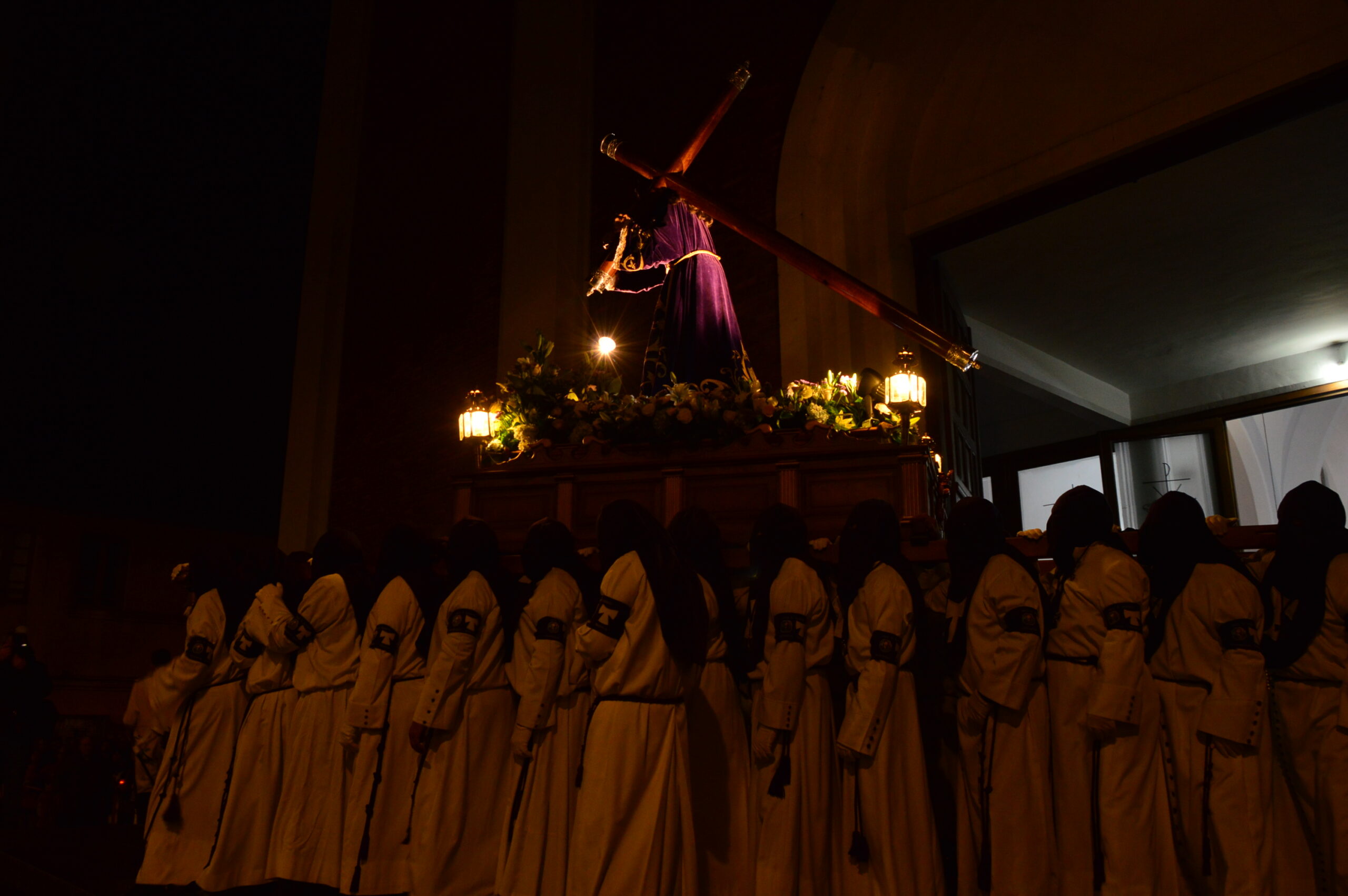 El silencio se hace con el barrio de la Puebla de Ponferrada al paso de Jesús Nazareno 31
