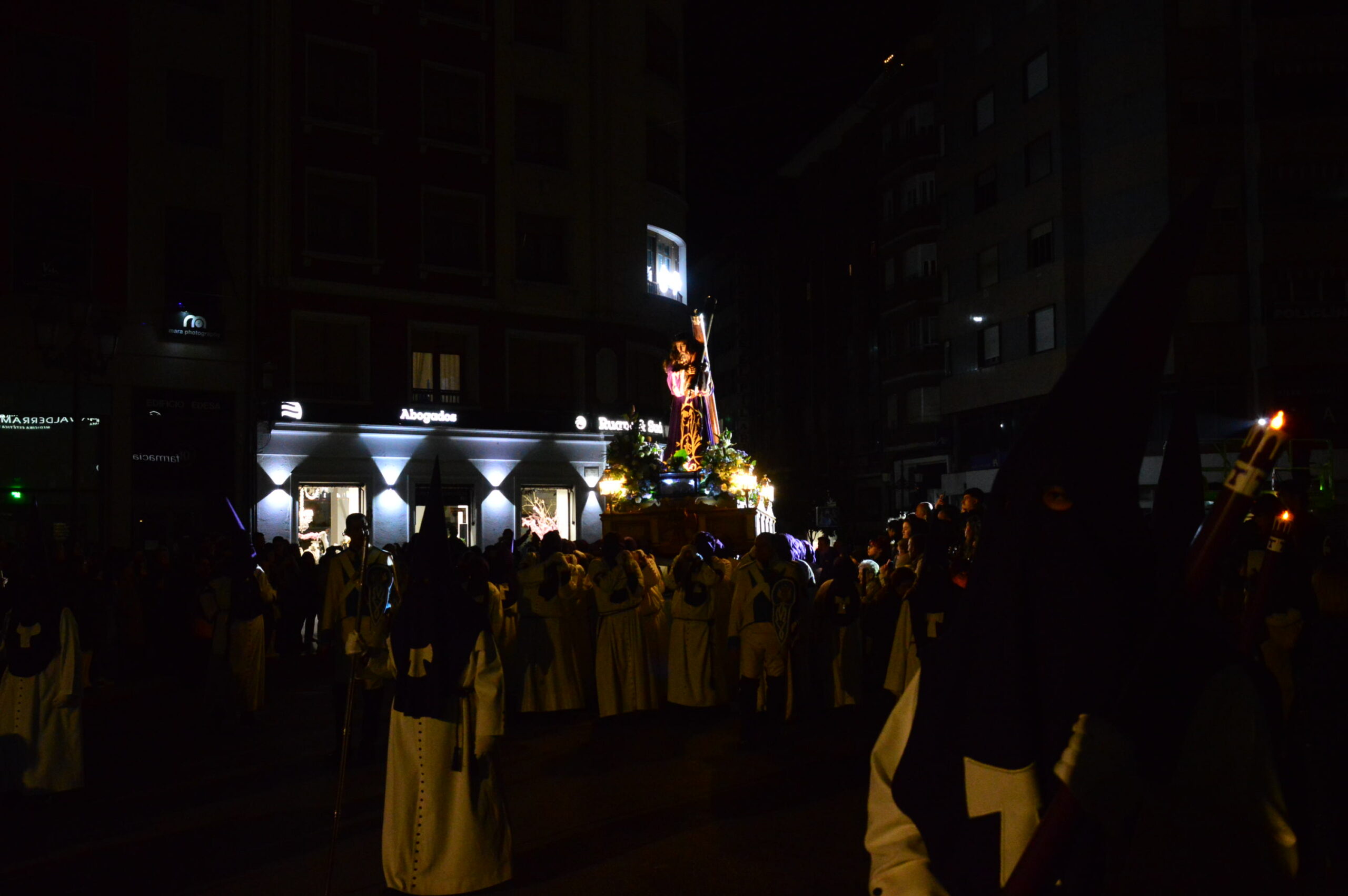 El silencio se hace con el barrio de la Puebla de Ponferrada al paso de Jesús Nazareno 10