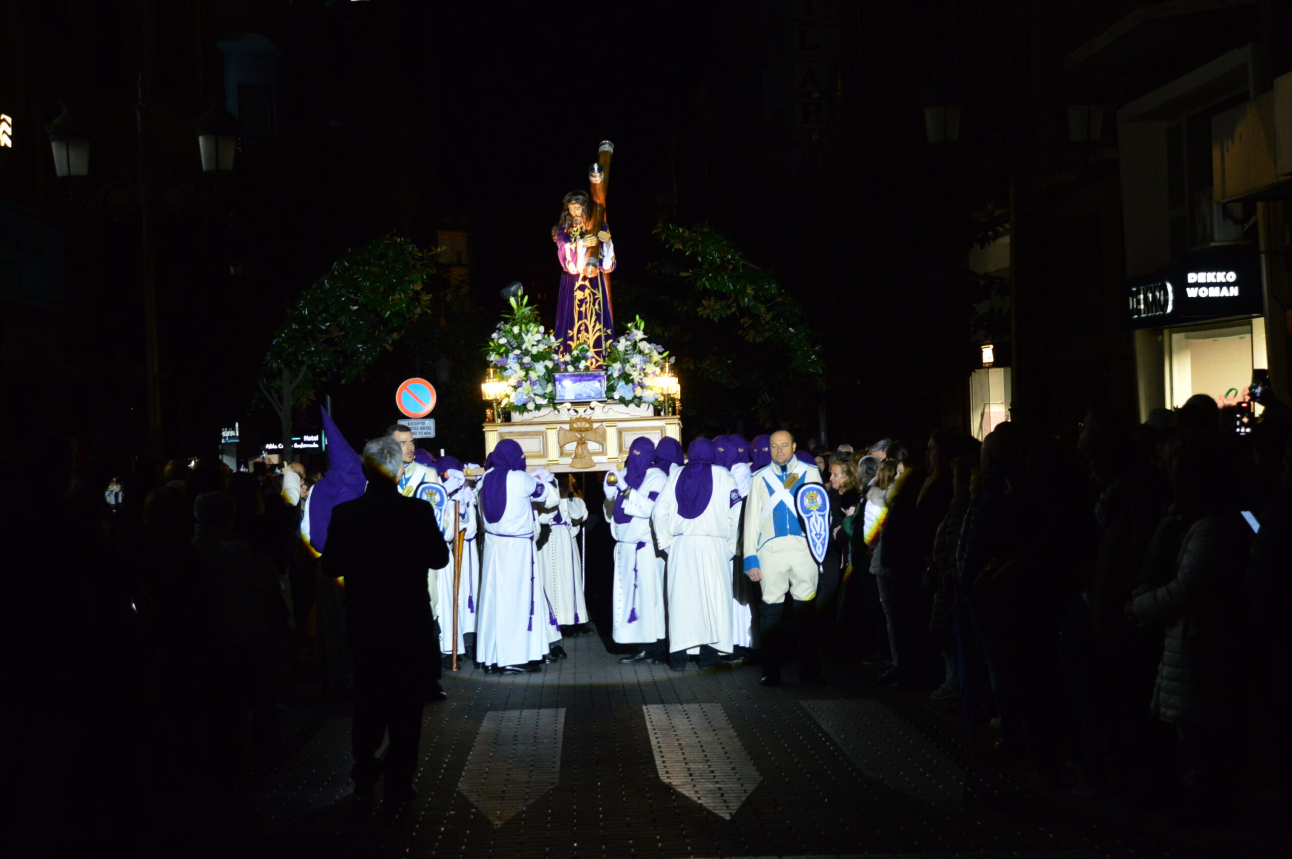 El silencio se hace con el barrio de la Puebla de Ponferrada al paso de Jesús Nazareno 14