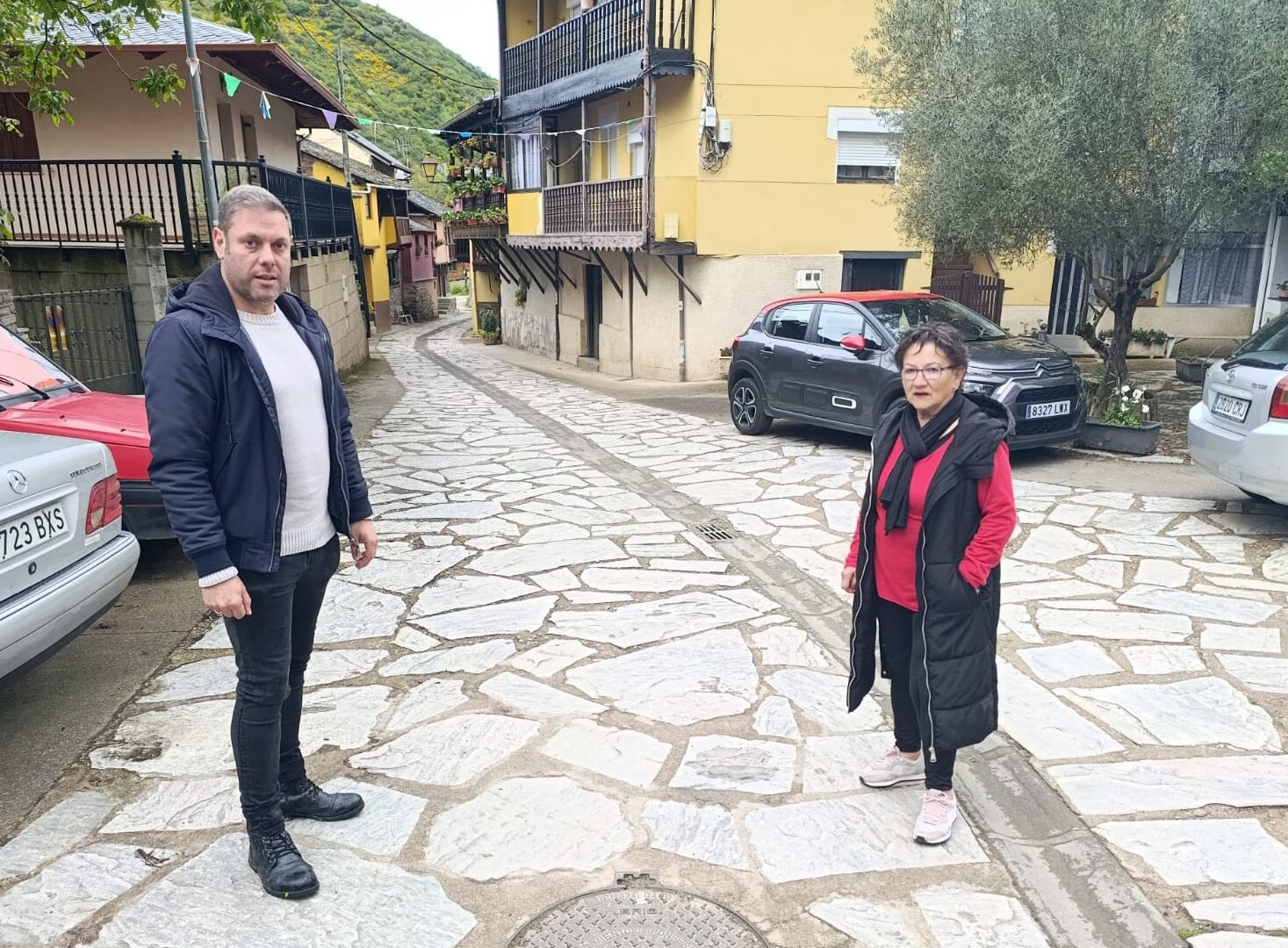 Medio Rural renueva el empedrado de Valdecañada y anuncia próximas actuaciones en Salas de los Barrios 1