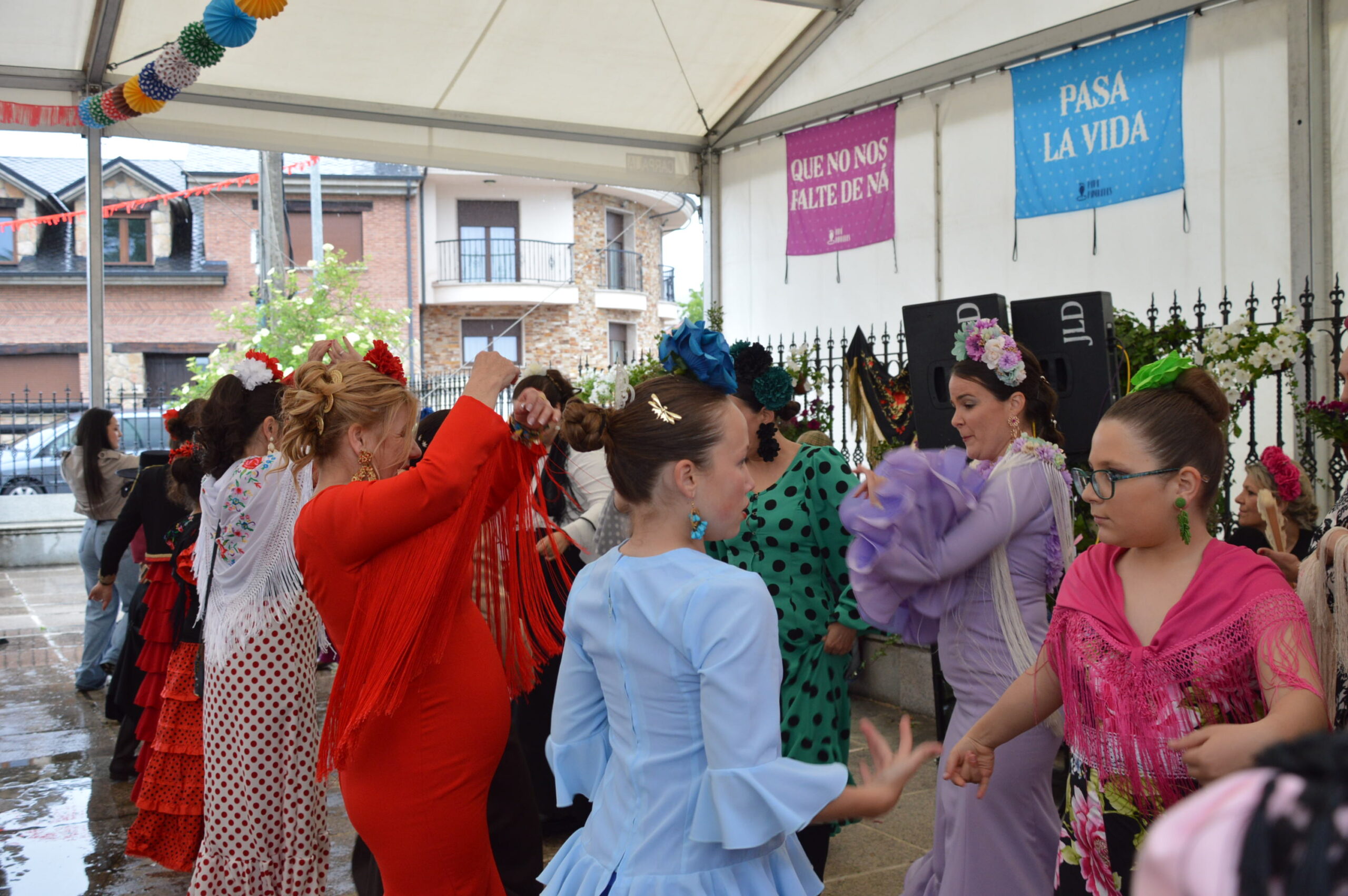 Las sevillanas y la exhibición de saltos luchan con la climatología en la Feria del Caballo de Camponaraya 2