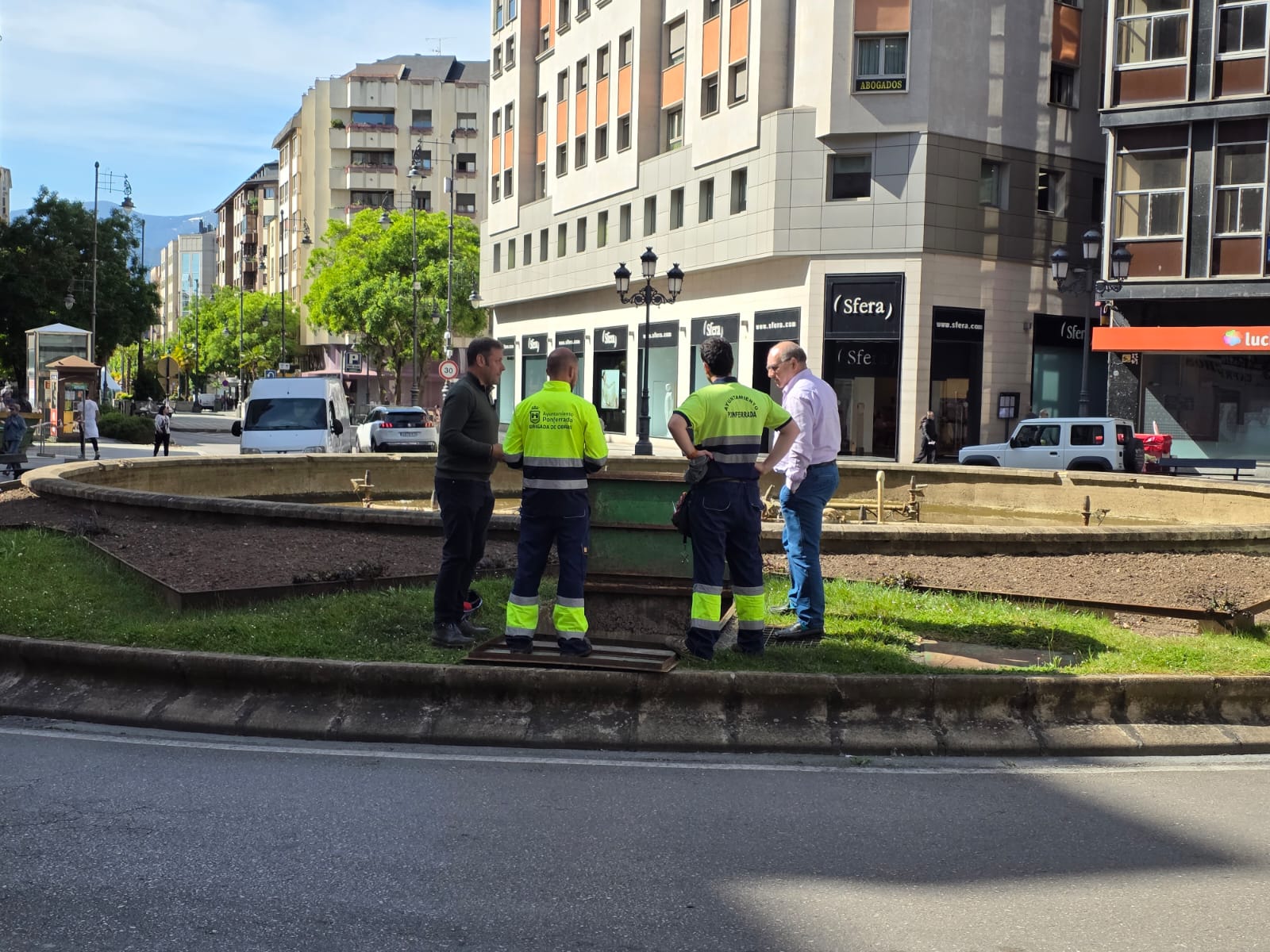 Ponferrada reactiva sus fuentes ornamentales e incorpora dos nuevos técnicos electromecánicos 1