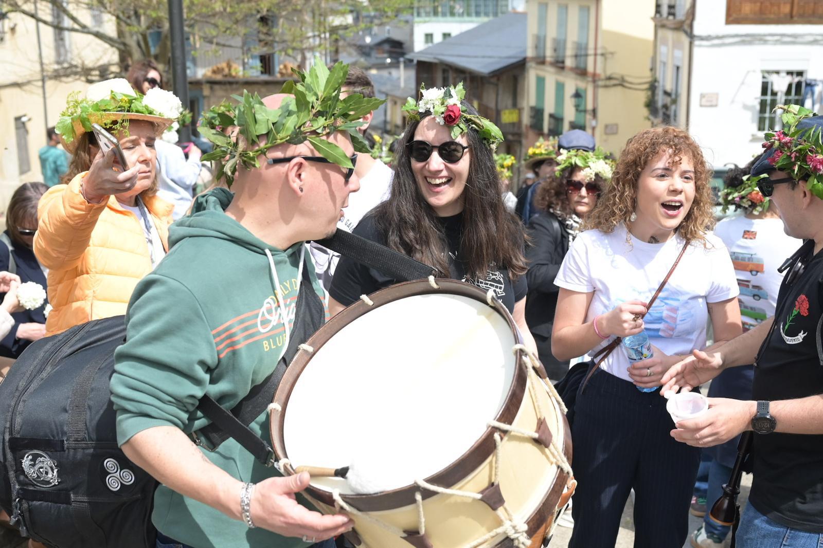 Villafranca del Bierzo revive su tradición ancestral con los Maios en una festividad llena de color y simbolismo 3 Villafranca del Bierzo revive su tradición ancestral con los Maios en una festividad llena de color y simbolismo 3