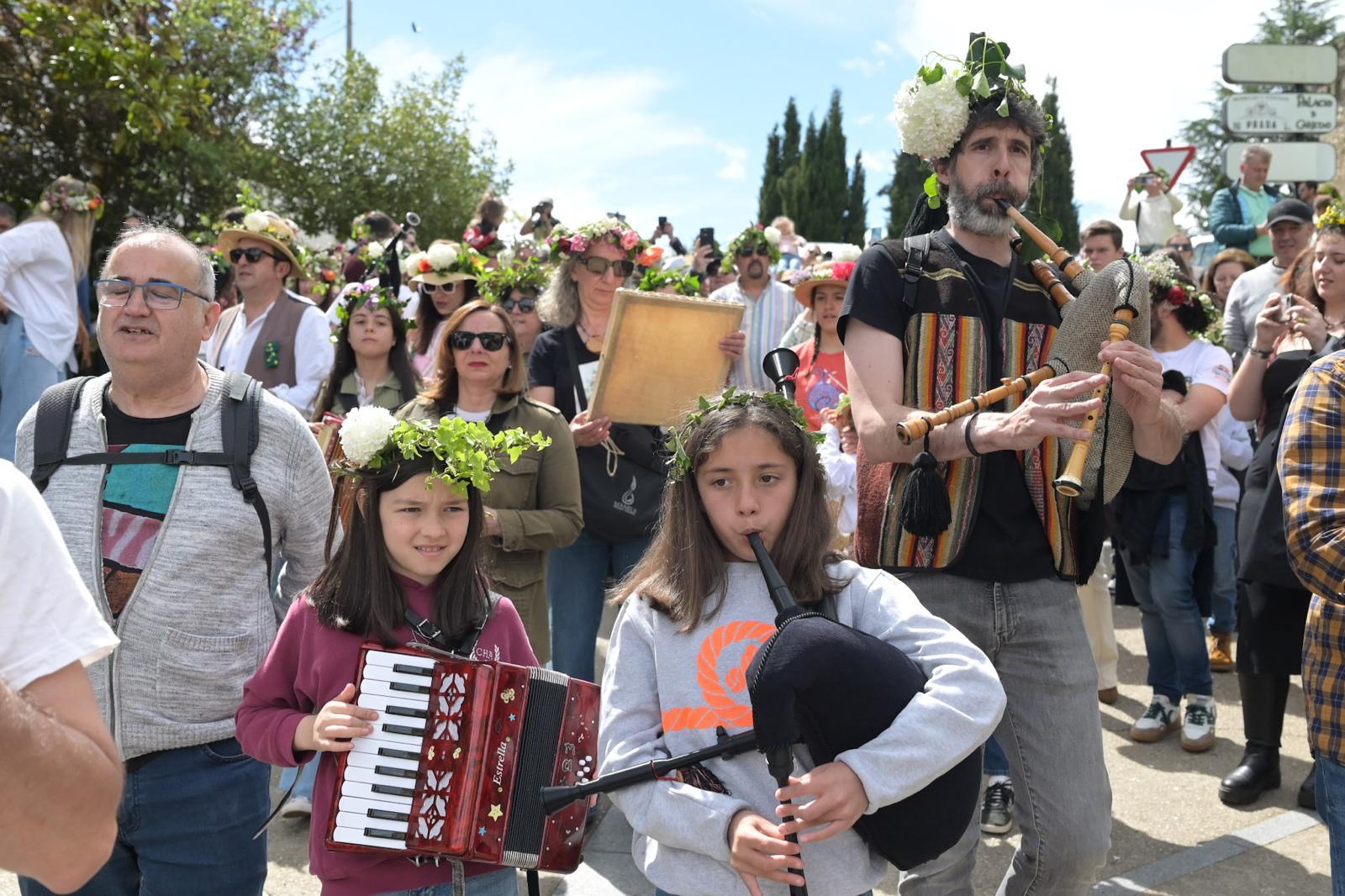 Villafranca del Bierzo revive su tradición ancestral con los Maios en una festividad llena de color y simbolismo 5 Villafranca del Bierzo revive su tradición ancestral con los Maios en una festividad llena de color y simbolismo 5