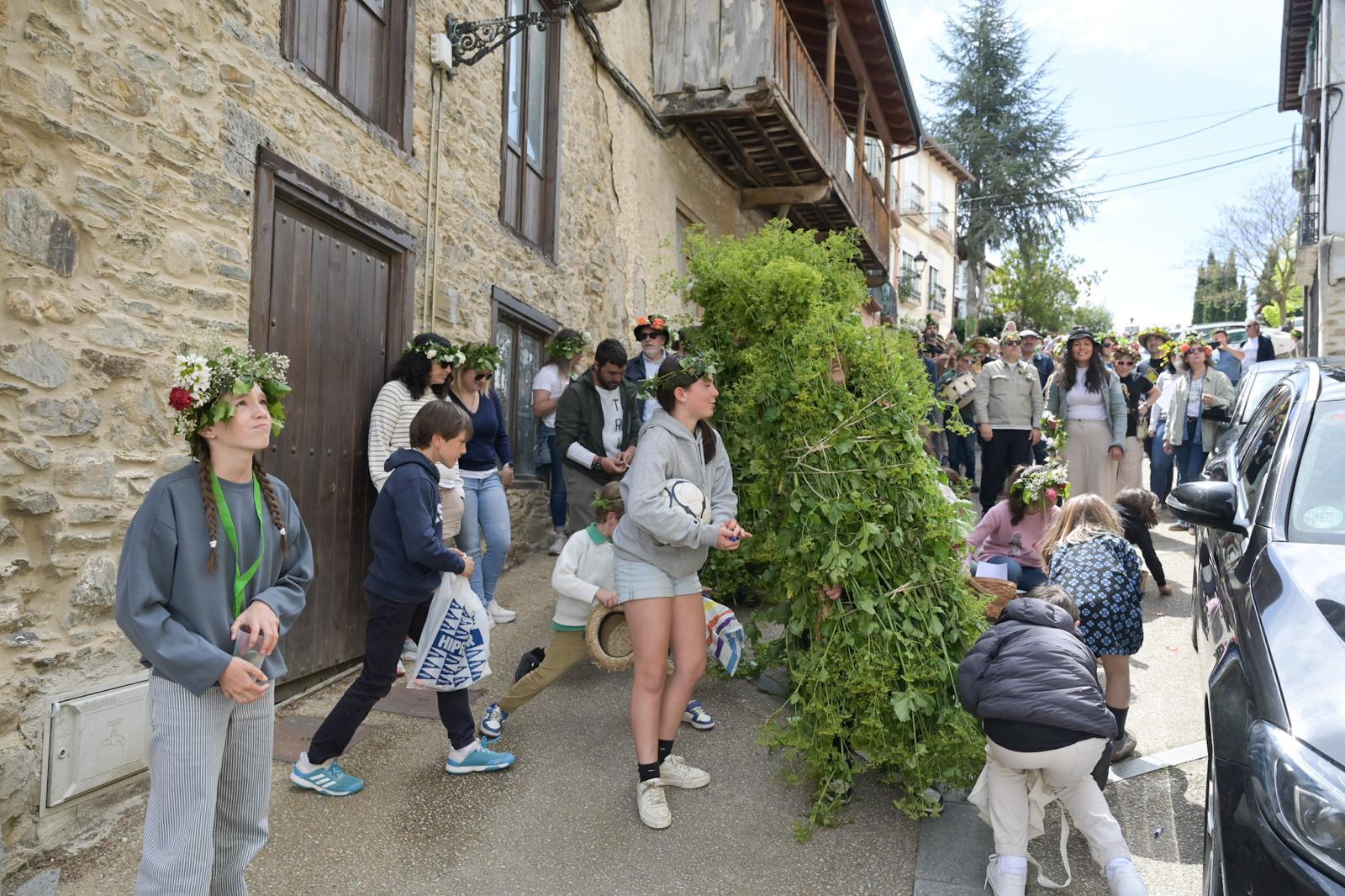Villafranca del Bierzo revive su tradición ancestral con los Maios en una festividad llena de color y simbolismo 8 Villafranca del Bierzo revive su tradición ancestral con los Maios en una festividad llena de color y simbolismo 8