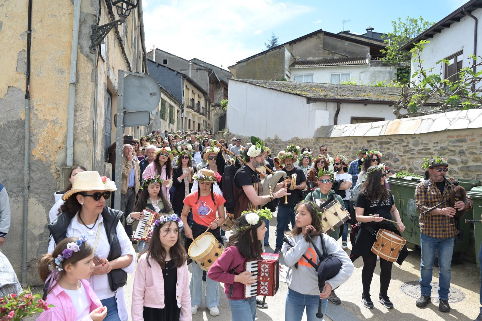 Villafranca del Bierzo revive su tradición ancestral con los Maios en una festividad llena de color y simbolismo 12 Villafranca del Bierzo revive su tradición ancestral con los Maios en una festividad llena de color y simbolismo 12