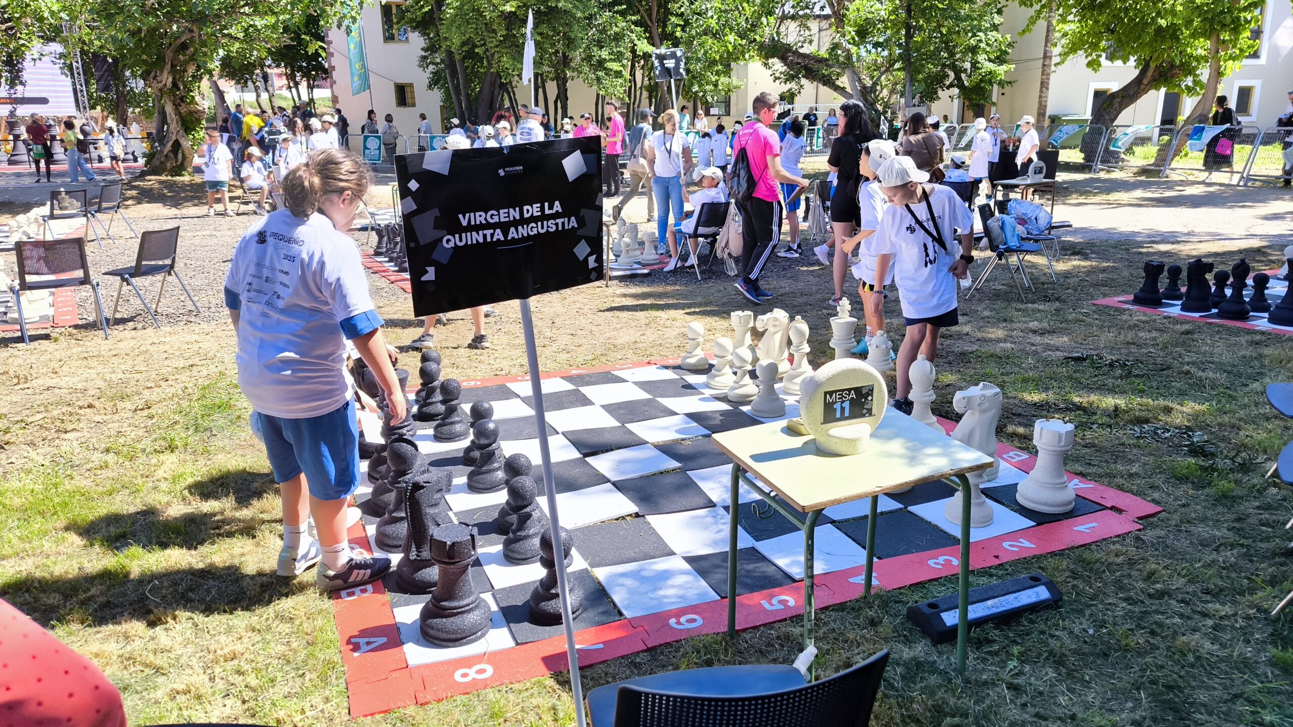 los Colegios del Bierzo se divierten participando en los "Pequeños Gigantes" de Camponaraya 5