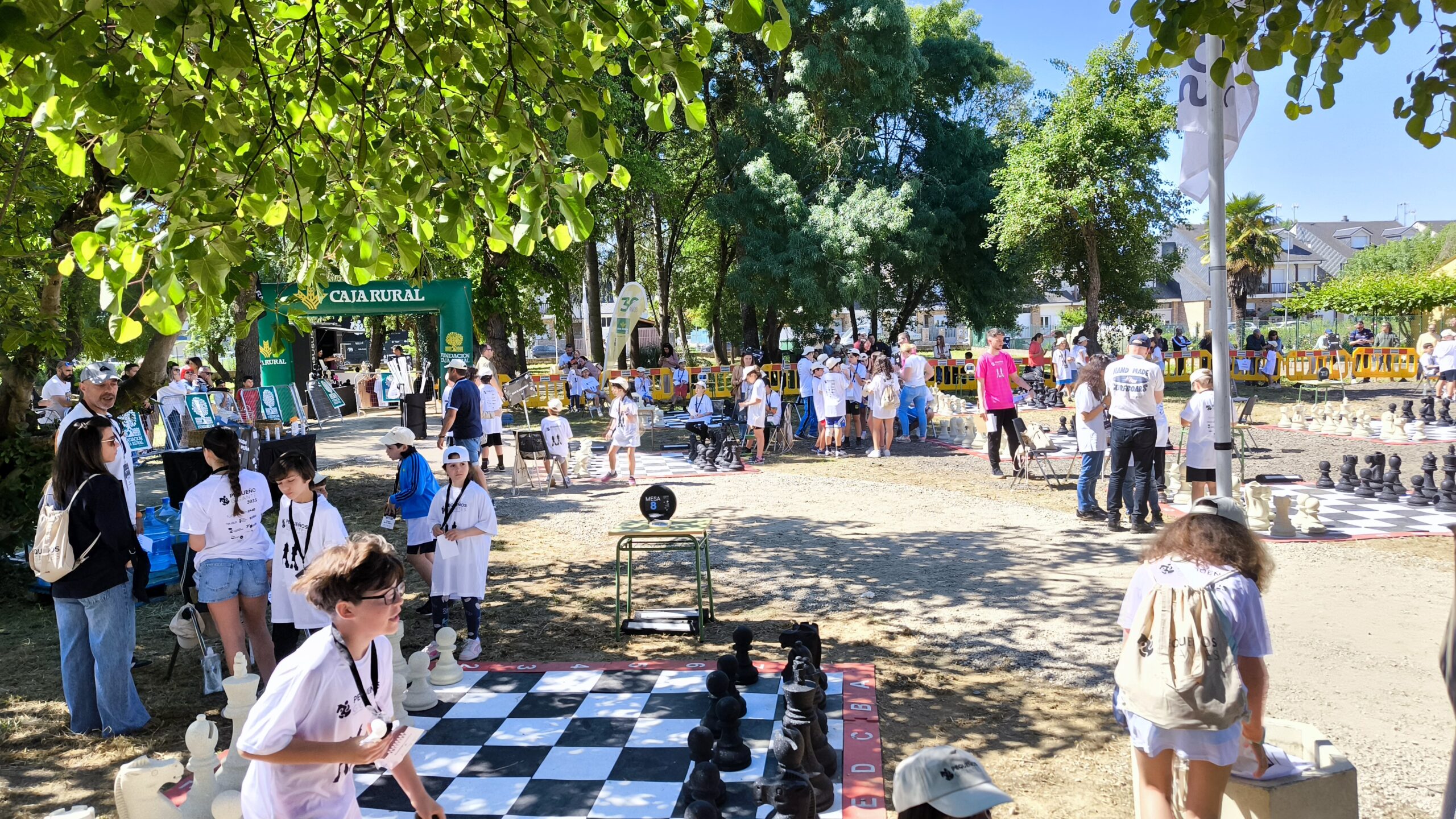 los Colegios del Bierzo se divierten participando en los "Pequeños Gigantes" de Camponaraya 1