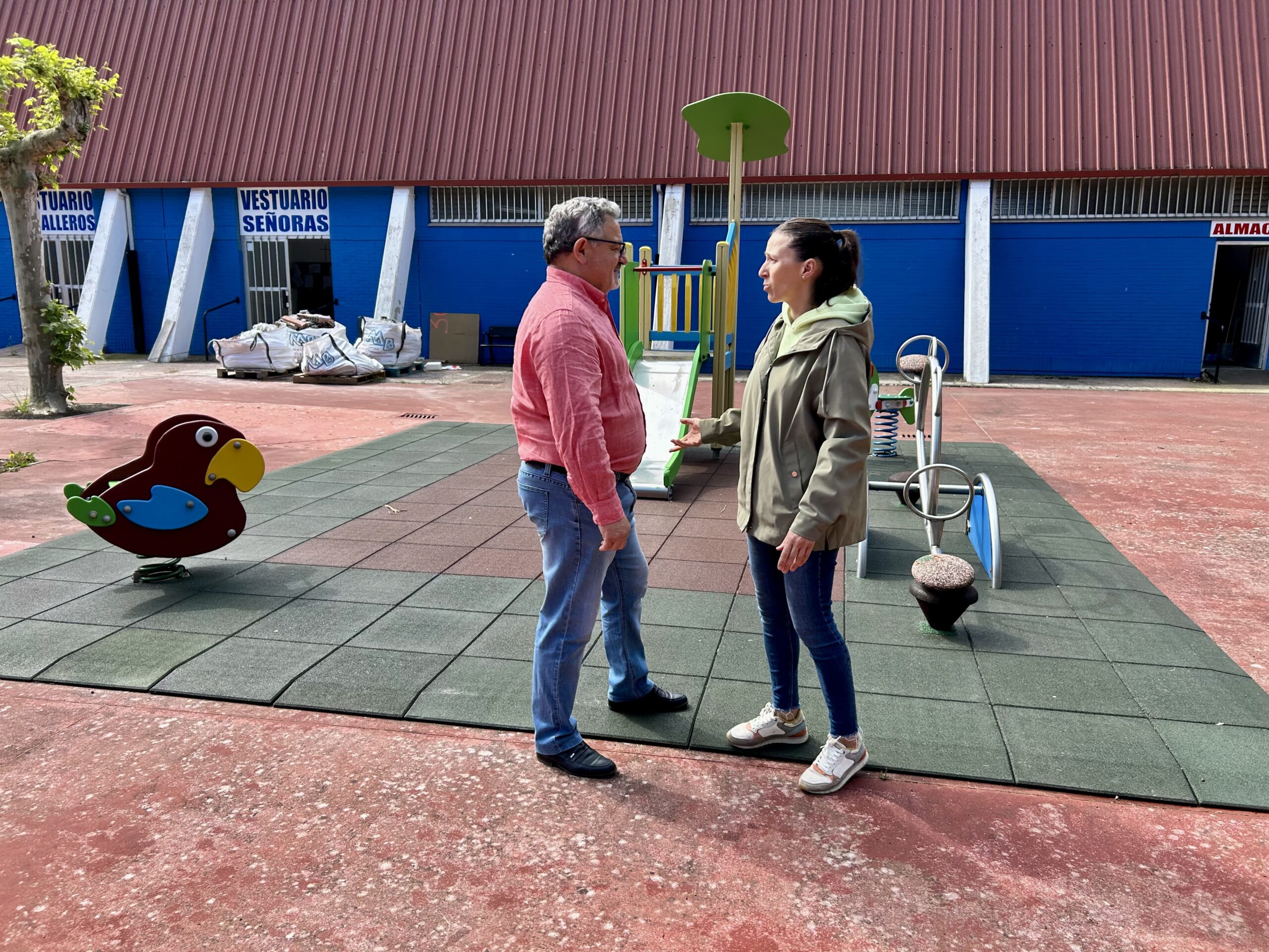 El Ayuntamiento renueva el parque infantil en las Piscinas del Plantío de Ponferrada 1