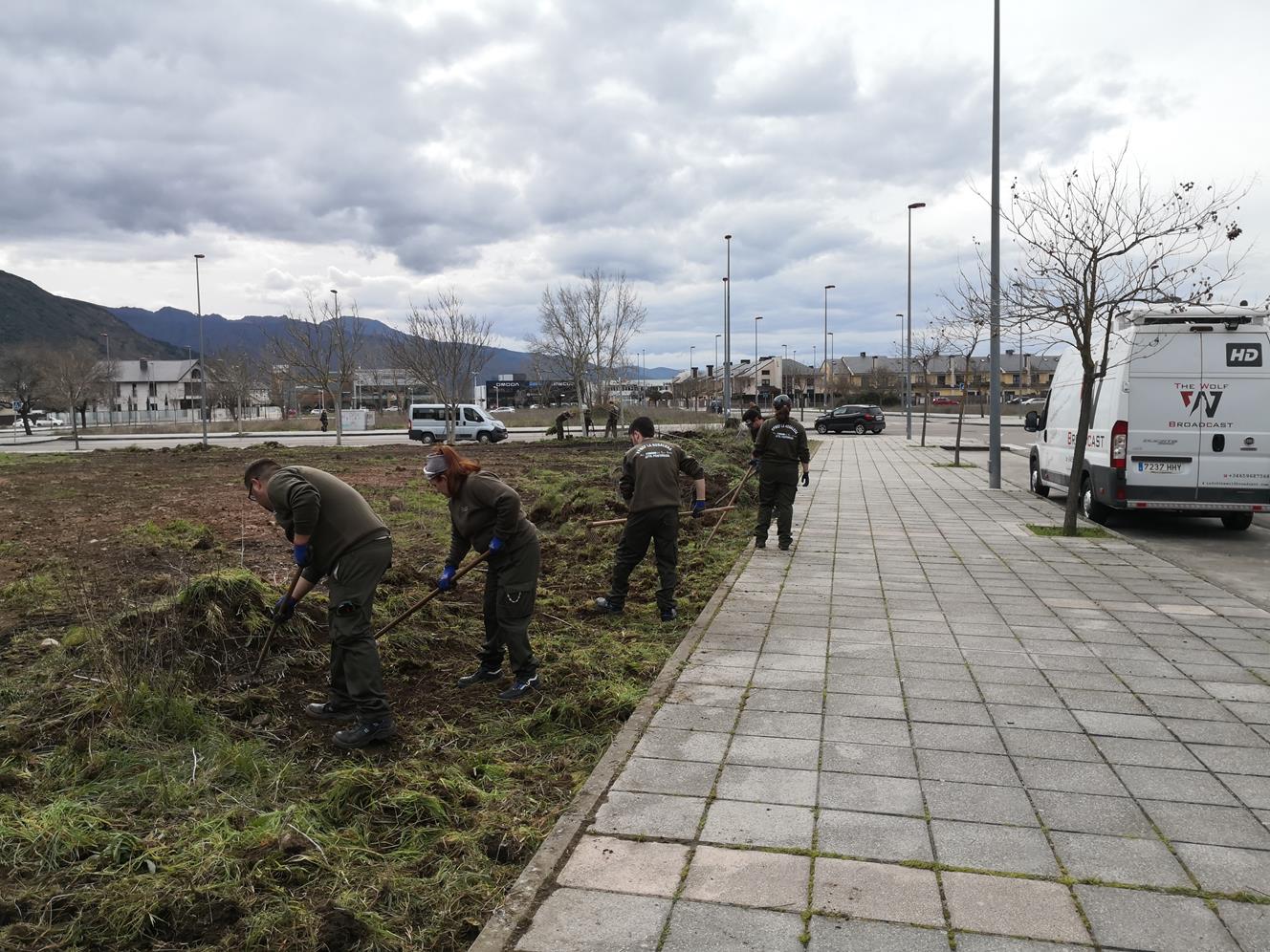 Avanzan los trabajos de ajardinamiento en el Barrio de La Rosaleda para crear una nueva zona verde 1