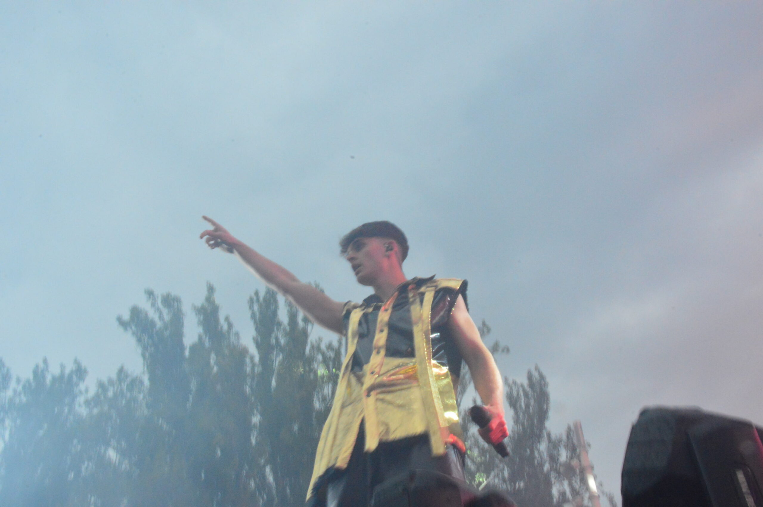 La Orquesta La Misión ofrece su show en Flores del Sil acompañados de la persistente lluvia 23 La Orquesta La Misión ofrece su show en Flores del Sil acompañados de la persistente lluvia 23