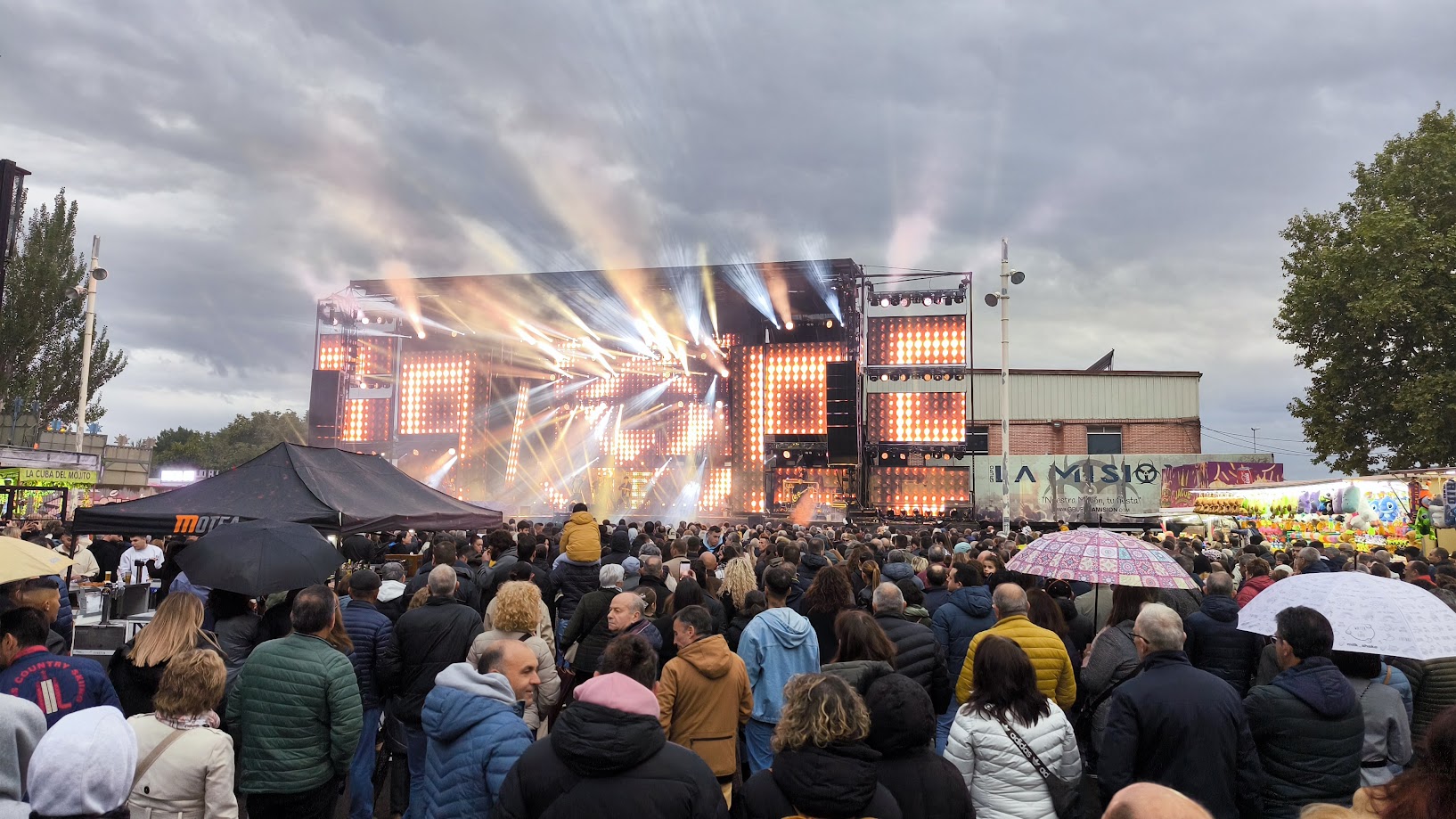 La Orquesta La Misión ofrece su show en Flores del Sil acompañados de la persistente lluvia 25 La Orquesta La Misión ofrece su show en Flores del Sil acompañados de la persistente lluvia 25