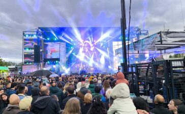 La Orquesta La Misión ofrece su show en Flores del Sil acompañados de la persistente lluvia 1