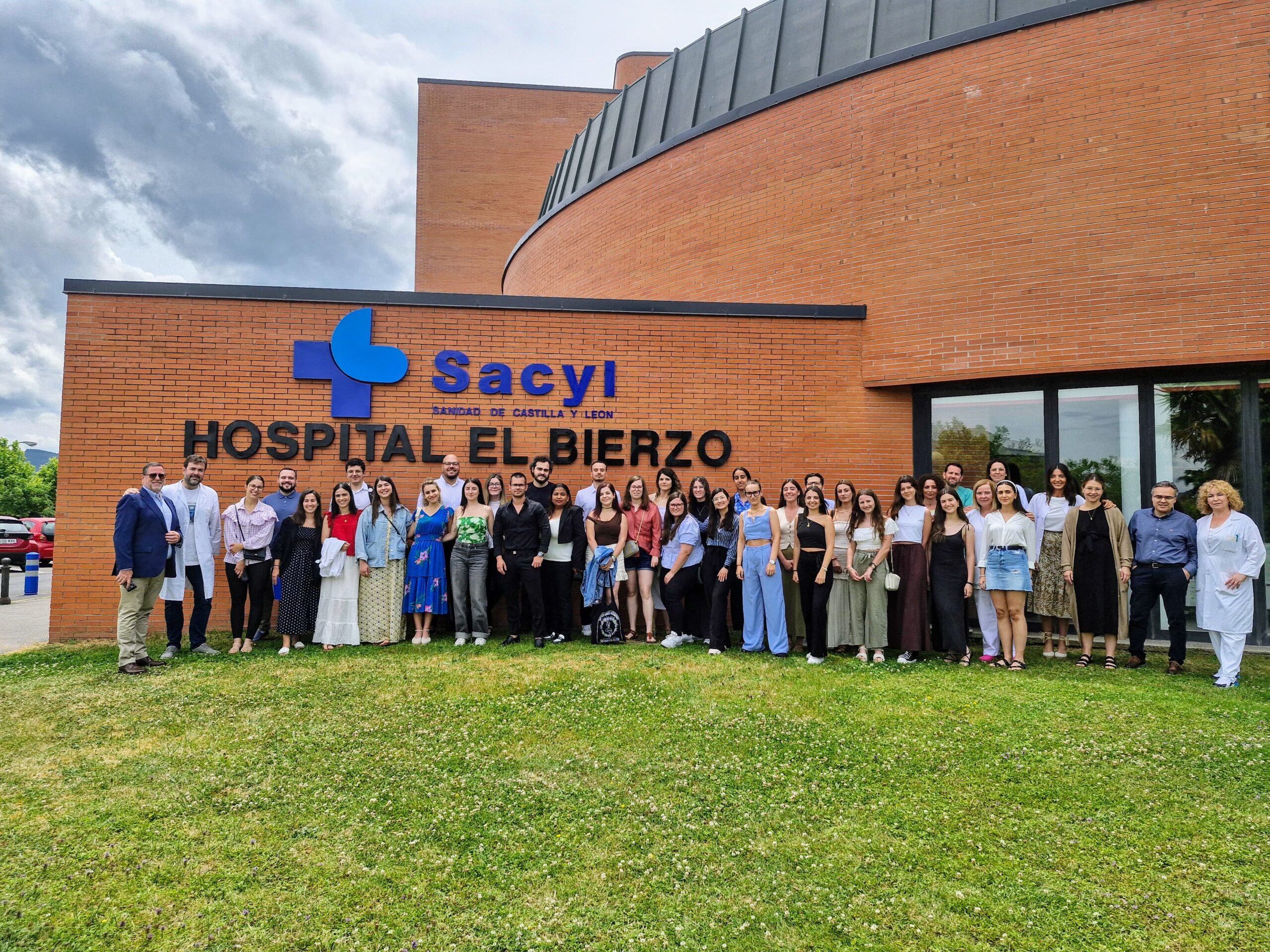Bienvenida a los nuevos residentes del área sanitaria del Bierzo en un acto emotivo y esperanzador 1