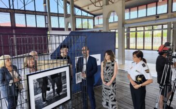 Cruz Roja inaugura la exposición "Rostros en tránsito: Historias de resiliencia" en Ponferrada 2