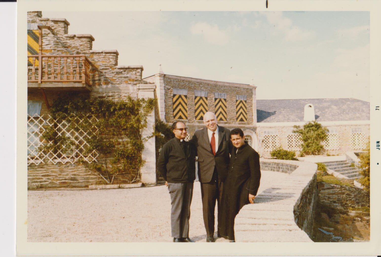 Foto de Honigmann delante de su casa